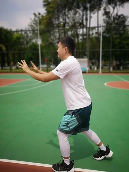 如何在篮球冬令营中加强体能训练?_2